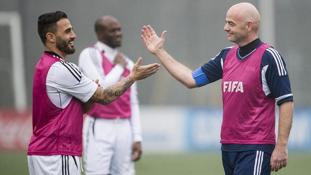 Nový prezident FIFA Gianni Infantino (vpravo) a italský mistr světa z roku 2006 Fabio Cannavaro. Nový prezident FIFA Gianni Infantino (vpravo) a italský mistr světa z roku 2006 Fabio Cannavaro.