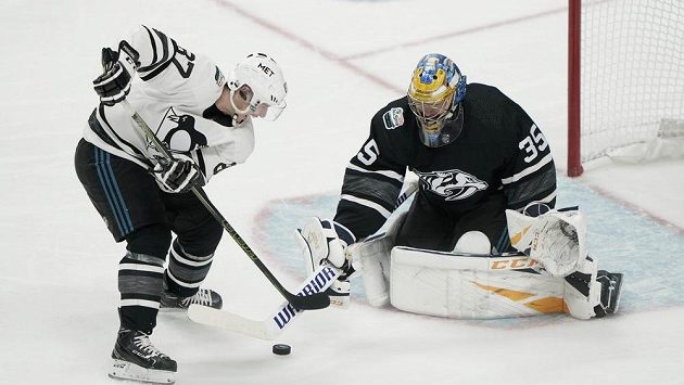Sidney Crosby se ve finále Allstar Games NHL snaží překonat Pekku Rinneho. Sidney Crosby se ve finále Allstar Games NHL snaží překonat Pekku Rinneho.
