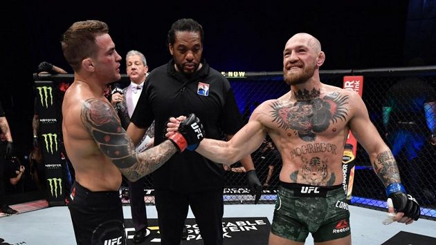 Conor McGregor (vpravo) přijímá porážku s Dustinem Poirierem. Conor McGregor (vpravo) přijímá porážku s Dustinem Poirierem.