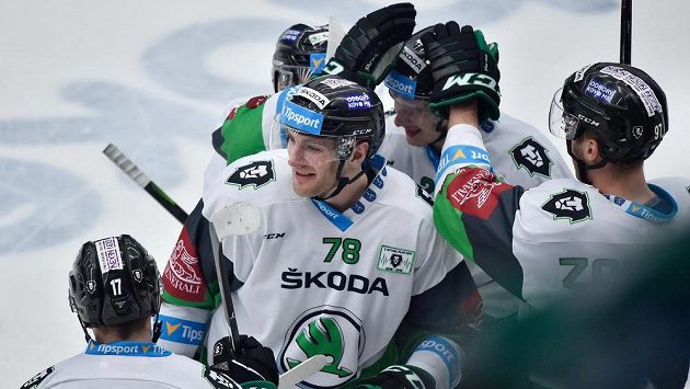 Radost hokejistů Mladé Boleslavi. Autor tří gólů Lukáš Žejdl (78) se těší se spoluhráči. Radost hokejistů Mladé Boleslavi. Autor tří gólů Lukáš Žejdl (78) se těší se spoluhráči.