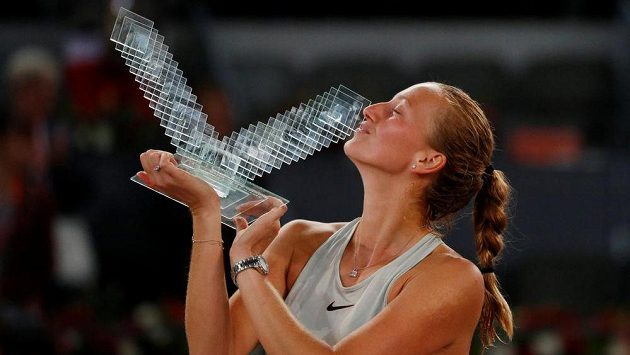 Petra Kvitová s trofejí pro vítězku turnaje v Madridu. Petra Kvitová s trofejí pro vítězku turnaje v Madridu.