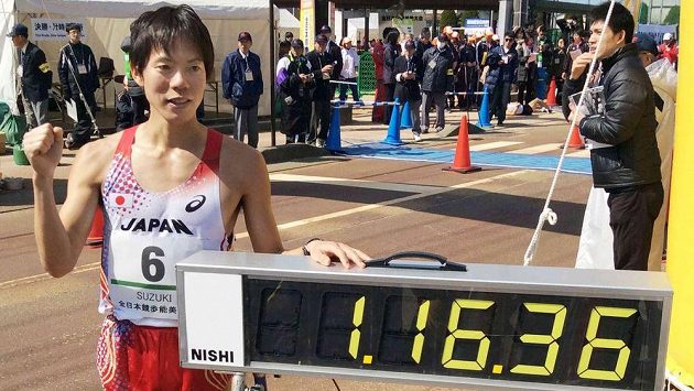 Japonec Jusuke Suzuki časem 1:16:36. Japonec Jusuke Suzuki časem 1:16:36.