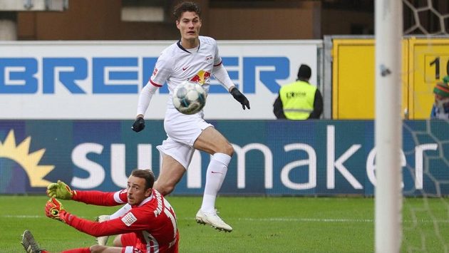 Útočník Patrik Schick poprvé nastoupil v základní sestavě Lipska a prvním gólem v německé fotbalové lize pomohl k výhře 3:2 v Paderbornu. Útočník Patrik Schick poprvé nastoupil v základní sestavě Lipska a prvním gólem v německé fotbalové lize pomohl k výhře 3:2 v Paderbornu.