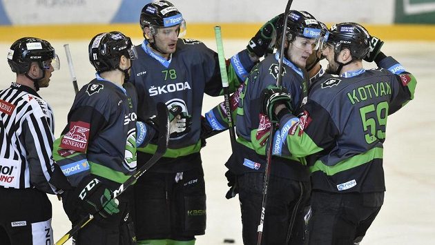 Mladoboleslavští hokejisté Tomáš Knotek, Lukáš Žejdl, autor gólu Pavol Skalický a Oldřich Kotvan se radují z gólu. Mladoboleslavští hokejisté Tomáš Knotek, Lukáš Žejdl, autor gólu Pavol Skalický a Oldřich Kotvan se radují z gólu.