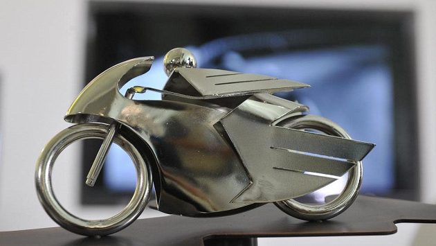 Detail letošní trofeje pro Velkou cenou České republiky silničních motocyklů. Detail letošní trofeje pro Velkou cenou České republiky silničních motocyklů.