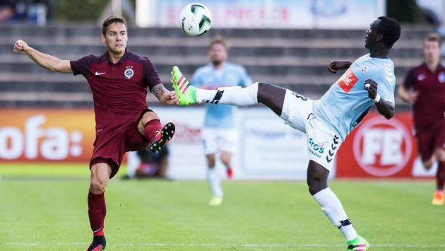 Daniel Holzer ze Sparty Praha (vlevo) a Adama Guira ze Sönderjyske v úvodním utkání play off Evropské ligy. Daniel Holzer ze Sparty Praha (vlevo) a Adama Guira ze Sönderjyske v úvodním utkání play off Evropské ligy.