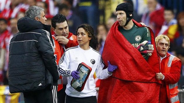 Petr Čech před zraky kouče Joseho Mourinha a v doprovodu lékařky Evy Carneirové opouští hrací plochu v průběhu semifinále LM s Atlétikem. Petr Čech před zraky kouče Joseho Mourinha a v doprovodu lékařky Evy Carneirové opouští hrací plochu v průběhu semifinále LM s Atlétikem.