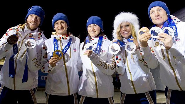 Čeští medailisté zleva Jaroslav Soukup, Martina Sáblíková, Veronika Vítková, Gabriela Soukalová a Ondřej Moravec při slavnostním ceremoniálu. Čeští medailisté zleva Jaroslav Soukup, Martina Sáblíková, Veronika Vítková, Gabriela Soukalová a Ondřej Moravec při slavnostním ceremoniálu.