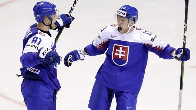 Slovenský hokejista Erik Černák slaví gól v síti USA v utkání mistrovství světa se spoluhráčem Michalem Krištofem. Slovenský hokejista Erik Černák slaví gól v síti USA v utkání mistrovství světa se spoluhráčem Michalem Krištofem.