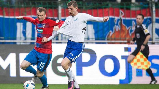 Ladislav Takács z Mladé Boleslavi (vpravo) v souboji s plzeňským útočníkem Michaelem Krmenčíkem v zápase 14. kola první ligy. Ladislav Takács z Mladé Boleslavi (vpravo) v souboji s plzeňským útočníkem Michaelem Krmenčíkem v zápase 14. kola první ligy.