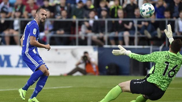 Zleva Tomáš Zahradníček z Olomouce a brankář Slavie Jan Laštůvka. Zleva Tomáš Zahradníček z Olomouce a brankář Slavie Jan Laštůvka.
