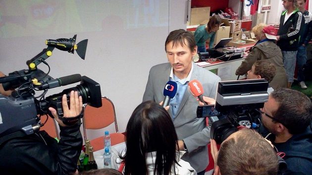 Martin Vaniak při nedávném křtu knihy Čaroděj. Martin Vaniak při nedávném křtu knihy Čaroděj.