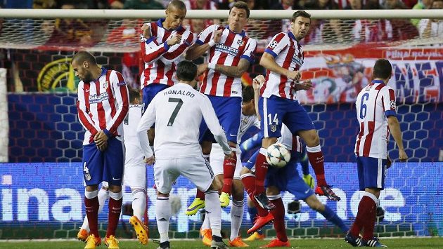 Střílí Cristiano Ronaldo, obrana Atlétika Madrid vyhlašuje nejvyšší pohotovost. Střílí Cristiano Ronaldo, obrana Atlétika Madrid vyhlašuje nejvyšší pohotovost.