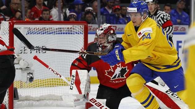 Švédský útočník Lias Andersson (24) před kanadským gólmanem Carterem Hartem (31). Švédský útočník Lias Andersson (24) před kanadským gólmanem Carterem Hartem (31).