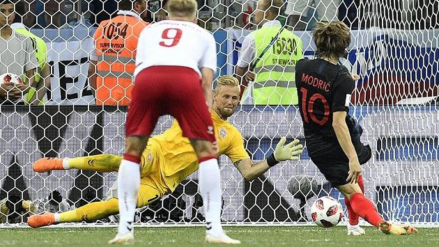 Penalta, která poslala bitvu do penaltového rozstřelu... Kasper Schmeichel chytá střelu Luky Modriče. Penalta, která poslala bitvu do penaltového rozstřelu... Kasper Schmeichel chytá střelu Luky Modriče.