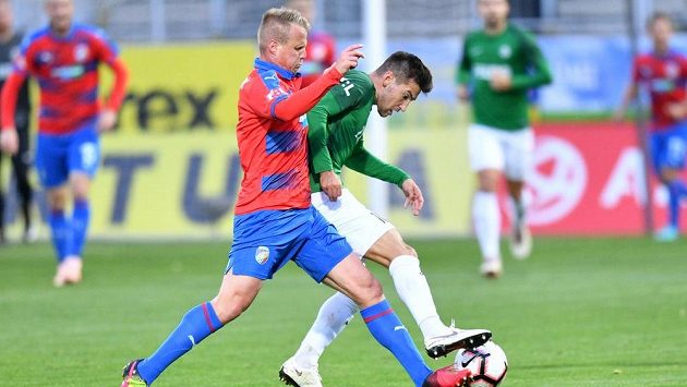 Plzeňský David Limberský (vlevo) v souboji s jabloneckým Michalem Trávníkem. Plzeňský David Limberský (vlevo) v souboji s jabloneckým Michalem Trávníkem.