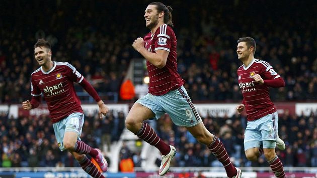 Útočník West Hamu Andy Carroll (č. 9) slaví gól proti Swansea v utkání 15. kola anglické Premier League. Útočník West Hamu Andy Carroll (č. 9) slaví gól proti Swansea v utkání 15. kola anglické Premier League.