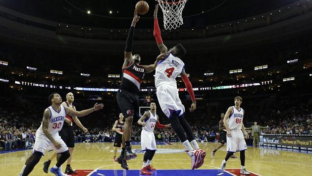 Basketbalista Portlandu Trail Blazers LaMarcus Aldridge (vlevo) ve vzdušném souboji proti Nerlensi Noelovi z Philadelphie. Basketbalista Portlandu Trail Blazers LaMarcus Aldridge (vlevo) ve vzdušném souboji proti Nerlensi Noelovi z Philadelphie.