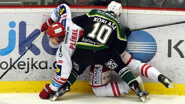 Karlovarský útočník Petr Koblasa v souboji s Tomášem Plíhalem z Třince v utkání 41. kola hokejové Tipsport extraligy. Karlovarský útočník Petr Koblasa v souboji s Tomášem Plíhalem z Třince v utkání 41. kola hokejové Tipsport extraligy.