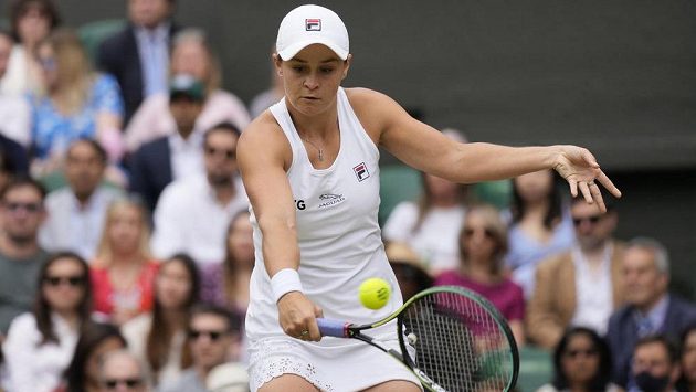 Australanka Ashleigh Bartyová v boji o postup do finále tenisového Wimbledonu. Australanka Ashleigh Bartyová v boji o postup do finále tenisového Wimbledonu.