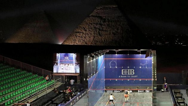 Squashový kurt je opět u pyramid v Gize. Ženy tam hrají mistrovství světa, ve hře jsou miliony. Squashový kurt je opět u pyramid v Gize. Ženy tam hrají mistrovství světa, ve hře jsou miliony.