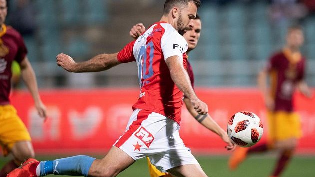 Josef Hušbauer střílí svůj druhý gól během utkání Dukla - Slavia (1:5). Josef Hušbauer střílí svůj druhý gól během utkání Dukla - Slavia (1:5).