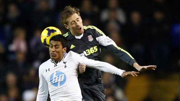 Paulinho z Tottenhamu (vlevo) ve vzdušném souboji s Peter Crouchem ze Stoke City. Paulinho z Tottenhamu (vlevo) ve vzdušném souboji s Peter Crouchem ze Stoke City.