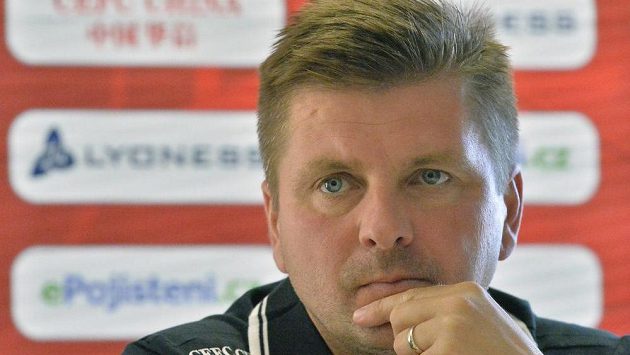 Hlavní trenér Slavie Dušan Uhrin přemýšlí o ideální sestavě... Hlavní trenér Slavie Dušan Uhrin přemýšlí o ideální sestavě...