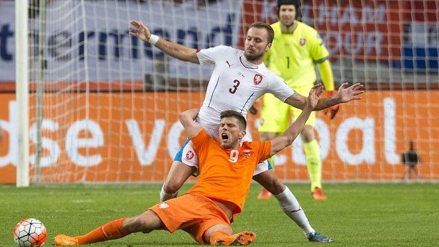 Michal Kadlec (3) a nizozemský útočník Klaas Jan-Huntelaar před brankářem Petrem Čechem. Michal Kadlec (3) a nizozemský útočník Klaas Jan-Huntelaar před brankářem Petrem Čechem.
