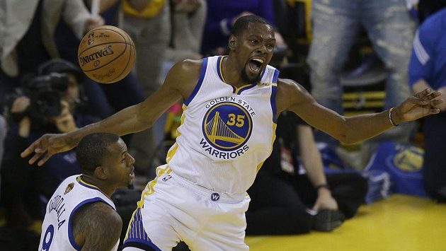 Basketbalista Golden State Warriors Kevin Durant (35) během prvního finále play of NBA. Basketbalista Golden State Warriors Kevin Durant (35) během prvního finále play of NBA.