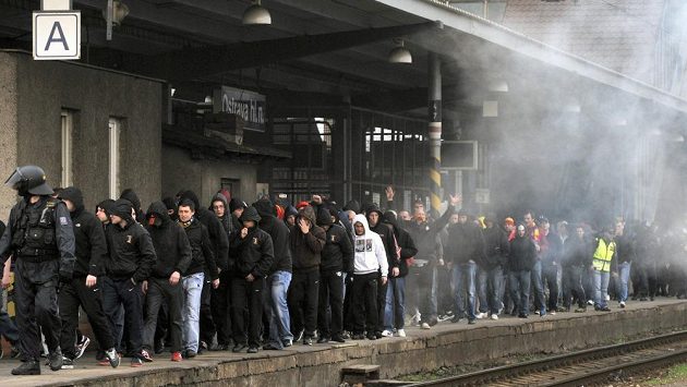 Fanošky pražské Sparty doprovodily z nádraží na stadión policejní jednotky. Fanošky pražské Sparty doprovodily z nádraží na stadión policejní jednotky.