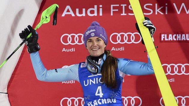 Česká slalomářka Šárka Strachová na stříbrném stupínku po večerním závodu SP ve Flachau. Česká slalomářka Šárka Strachová na stříbrném stupínku po večerním závodu SP ve Flachau.