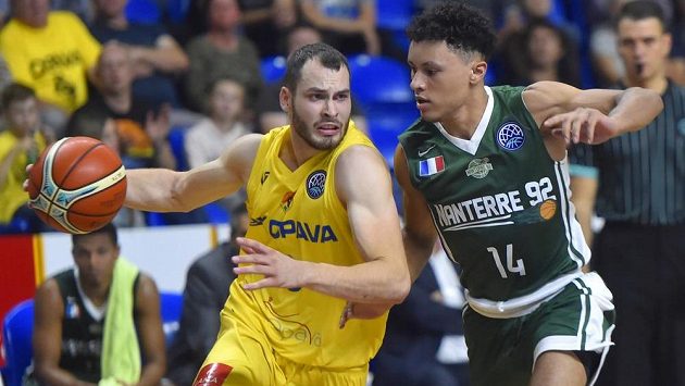 Zleva Radim Klečka z Opavy a Armand Mensah z Nanterre. Zleva Radim Klečka z Opavy a Armand Mensah z Nanterre.