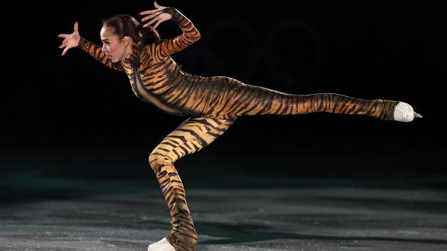 Ruská vítězka soutěže krasobruslařek Alina Zagitovová při závěrečné exhibici. Ruská vítězka soutěže krasobruslařek Alina Zagitovová při závěrečné exhibici.