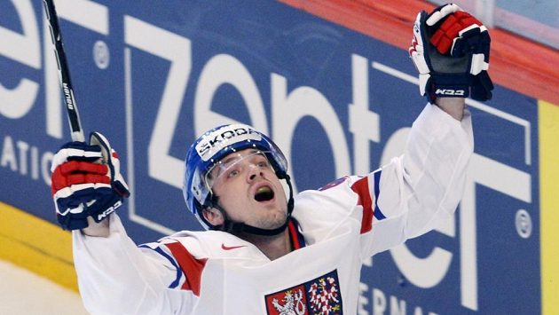 Český útočník Petr Koukal se raduje z gólu v utkání proti Kanadě. Český útočník Petr Koukal se raduje z gólu v utkání proti Kanadě.
