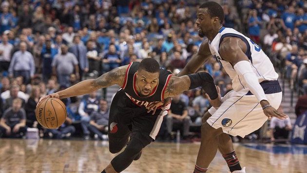 Rozehrávač Portlandu Damian Lillard dribluje kolem Harrisona Barnese z Dallasu. Rozehrávač Portlandu Damian Lillard dribluje kolem Harrisona Barnese z Dallasu.