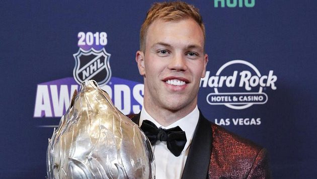Kanadský útočník Taylor Hall z New Jersey převzal na slavnostním vyhlášení cen v Las Vegas Hart Trophy pro nejužitečnějšího hráče NHL. Kanadský útočník Taylor Hall z New Jersey převzal na slavnostním vyhlášení cen v Las Vegas Hart Trophy pro nejužitečnějšího hráče NHL.