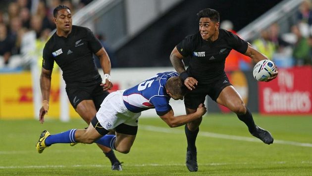 Malakai Fekitoa (vpravo) z Nového Zélandu v útočné akci, brání ho Johan Tromp z Namibie. Malakai Fekitoa (vpravo) z Nového Zélandu v útočné akci, brání ho Johan Tromp z Namibie.