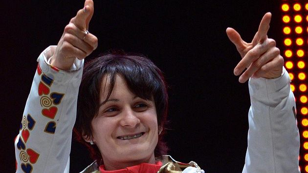 Rychlobruslařka Martina Sáblíková zdravila fanoušky v Olympijském parku na Letné. Rychlobruslařka Martina Sáblíková zdravila fanoušky v Olympijském parku na Letné.