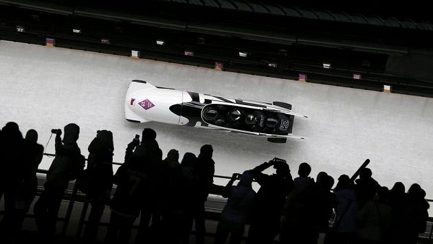 Český čtyřbob s pilotem Janem Vrbou v olympijském korytu. Český čtyřbob s pilotem Janem Vrbou v olympijském korytu.