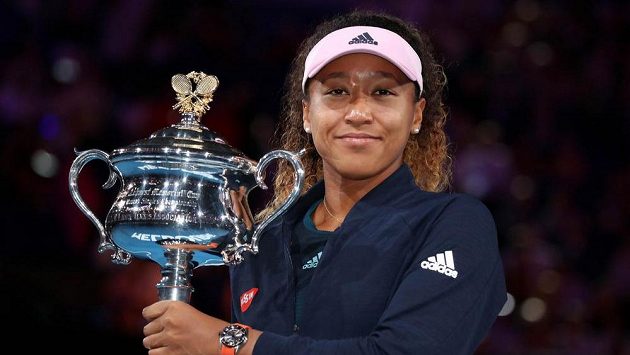 Japonská tenistka Naomi Ósakaová s trofejí pro vítězku Australian Open. Japonská tenistka Naomi Ósakaová s trofejí pro vítězku Australian Open.