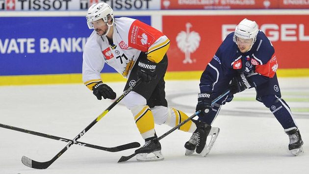 Zleva Juhamatti Aaltonen ze Skelleftey a Jan Kovář z Plzně. Zleva Juhamatti Aaltonen ze Skelleftey a Jan Kovář z Plzně.