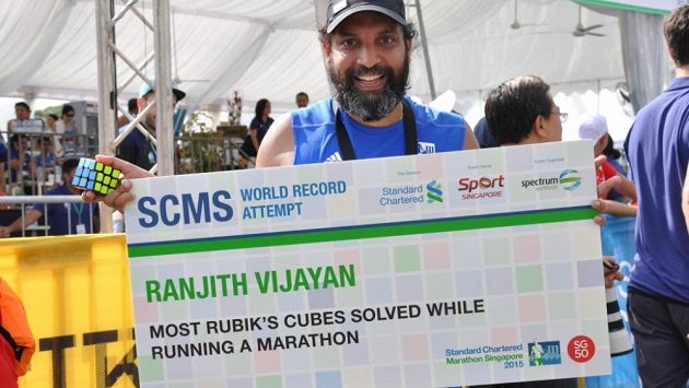 Ranjith Vijayan uběhl maratón a 200krát složil Rubikovu kostku. Ranjith Vijayan uběhl maratón a 200krát složil Rubikovu kostku.