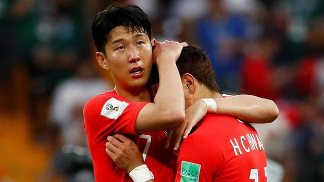 Korejský fotbalista Heung-Min Son utěšuje spoluhráče po porážce s Mexikem, která znamenala, že Asiaté skončí na MS už po základní skupině. Korejský fotbalista Heung-Min Son utěšuje spoluhráče po porážce s Mexikem, která znamenala, že Asiaté skončí na MS už po základní skupině.
