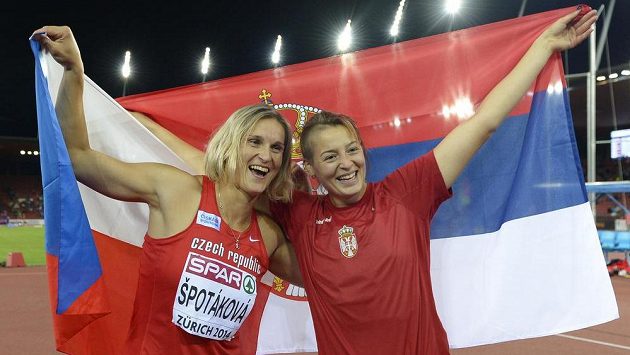 Zlatá Barbora Špotáková (vlevo) a stříbrná Tatjana Jelačová ze Slovinska. Zlatá Barbora Špotáková (vlevo) a stříbrná Tatjana Jelačová ze Slovinska.
