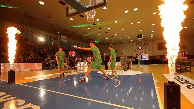 Z utkání hvězd české basketbalové ligy v Ústí nad Labem. Z utkání hvězd české basketbalové ligy v Ústí nad Labem.