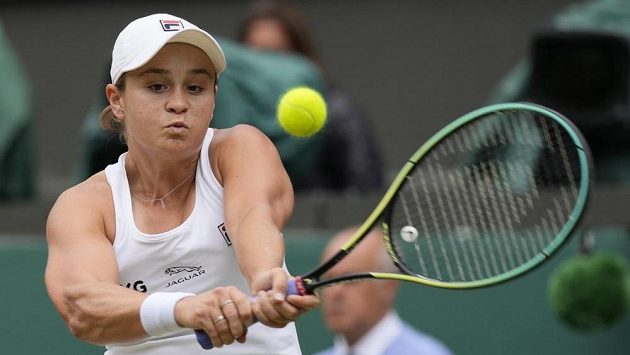 Australská tenistka Ashleigh Bartyová v akci v semifinále Wimbledonu. Australská tenistka Ashleigh Bartyová v akci v semifinále Wimbledonu.
