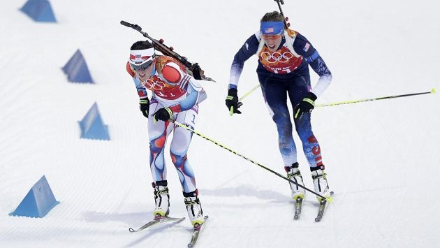 Česká biatlonistka Veronika Vítková (vlevo) a Američanka Susan Dunkleeová v závodu smíšených štafet na olympiádě v Soči. Česká biatlonistka Veronika Vítková (vlevo) a Američanka Susan Dunkleeová v závodu smíšených štafet na olympiádě v Soči.