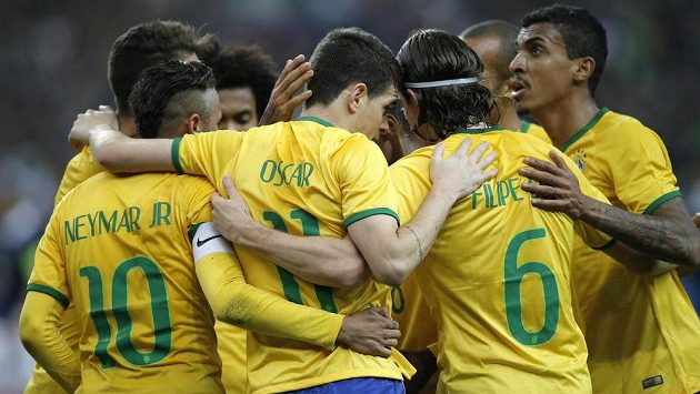 Fotbalisté Brazílie slaví gól proti Francii v přípravném utkání v St. Denis. Fotbalisté Brazílie slaví gól proti Francii v přípravném utkání v St. Denis.
