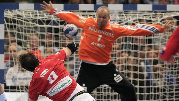 Igor Vori z Hamburku (vpředu) překonává brankáře Kielu Thierryho Omeyera v semifinále házenkářské Ligy mistrů. Igor Vori z Hamburku (vpředu) překonává brankáře Kielu Thierryho Omeyera v semifinále házenkářské Ligy mistrů.